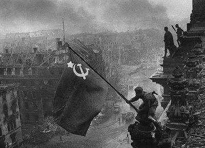 הנפת הדגל הסובייטי מעל בניין הרייכסטאג